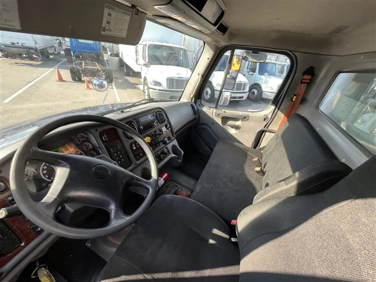 2019 Freightliner M2 106 - image 8