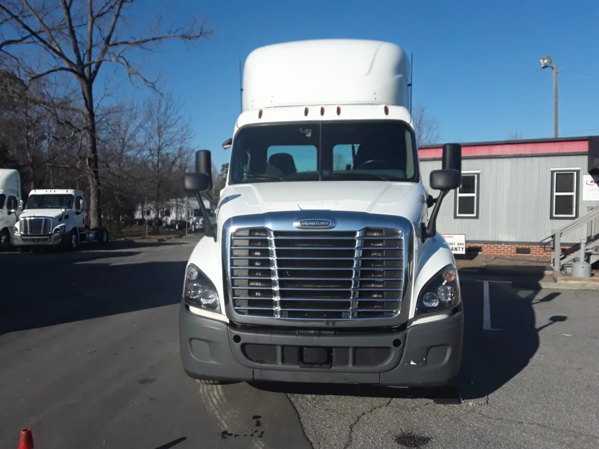 2020 Freightliner Cascadia - image 2