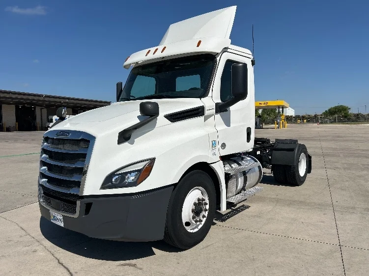 2020 Freightliner Cascadia - image 3