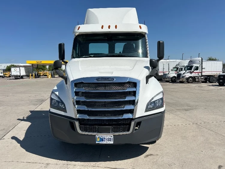 2020 Freightliner Cascadia - image 2