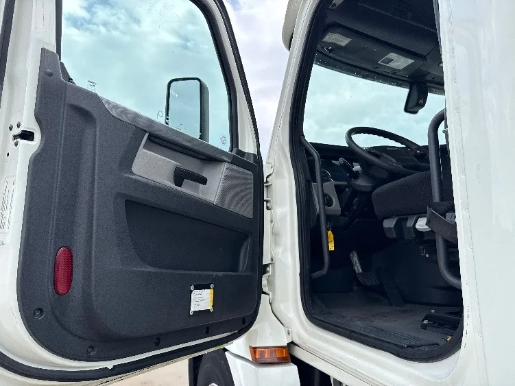 2020 Freightliner Cascadia - image 9