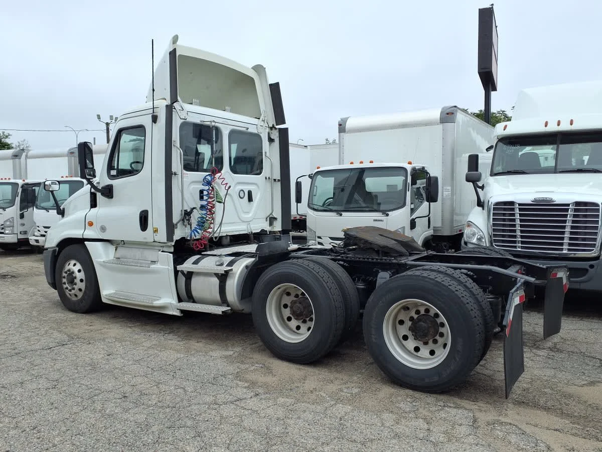 2020 Freightliner Cascadia in Warwick, RI — photo 6