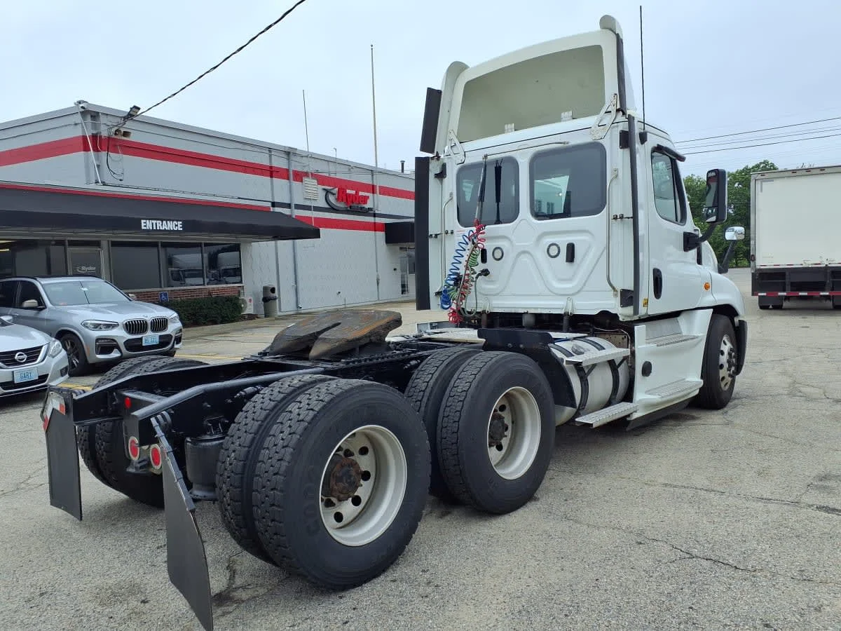 2020 Freightliner Cascadia in Warwick, RI — photo 4