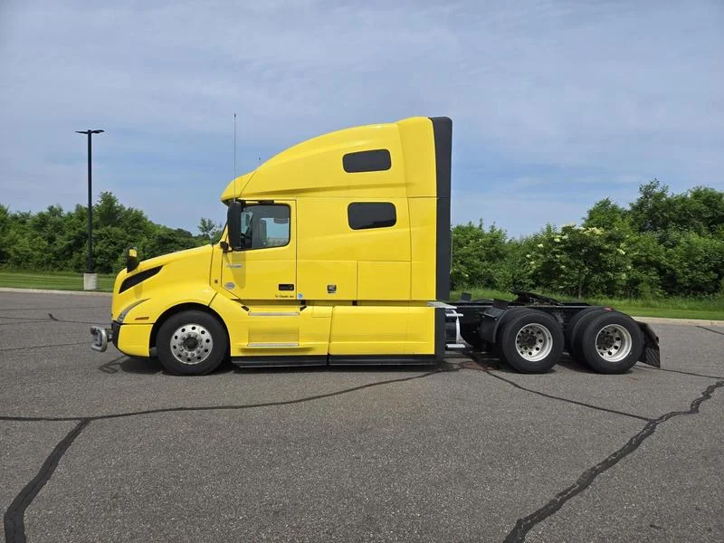 2022 Volvo VNL 760 in Elk River — photo 2