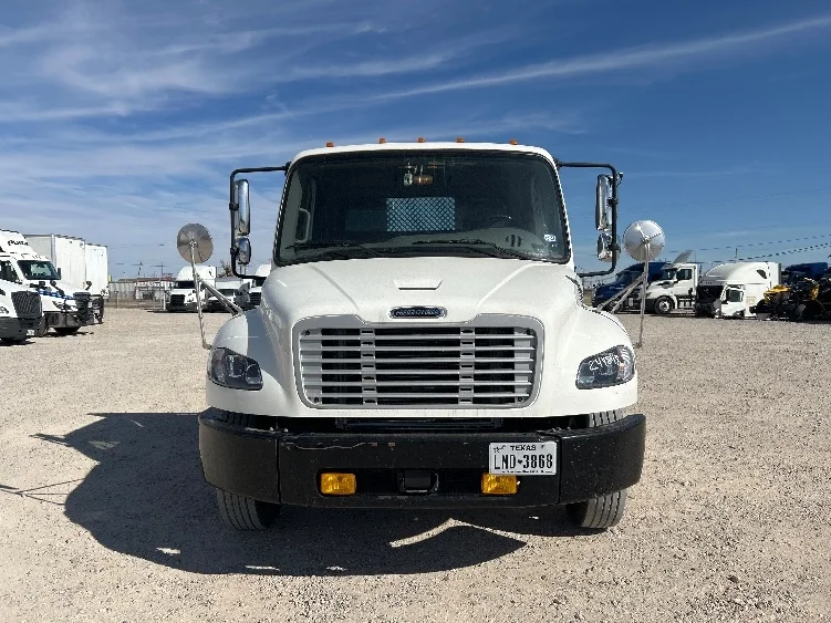 2019 Freightliner M2 106 - image 2