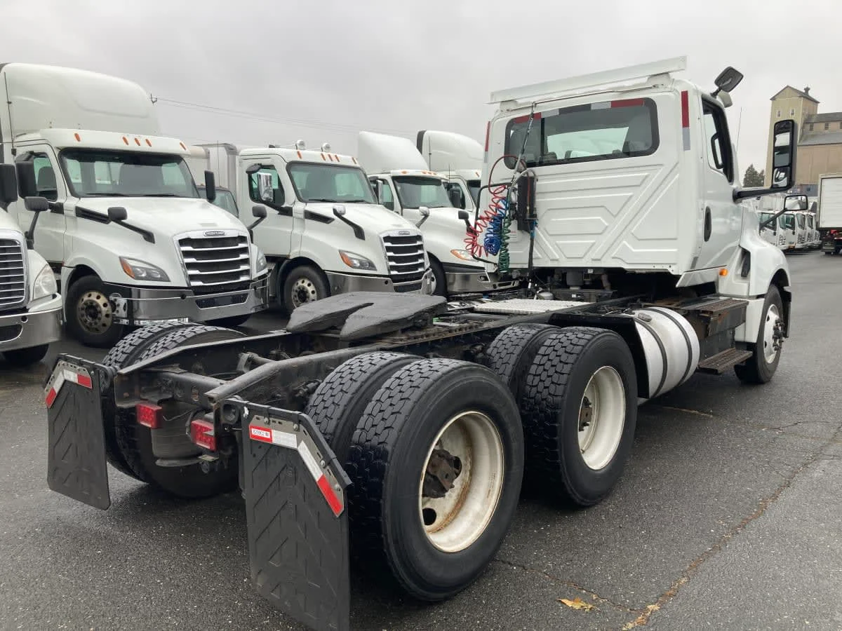 2019 International LT - image 4