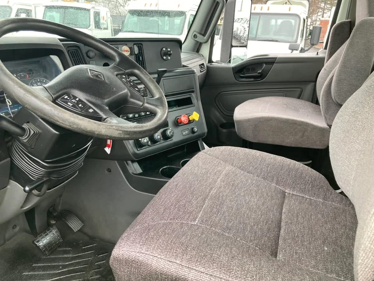 2019 International LT - image 10