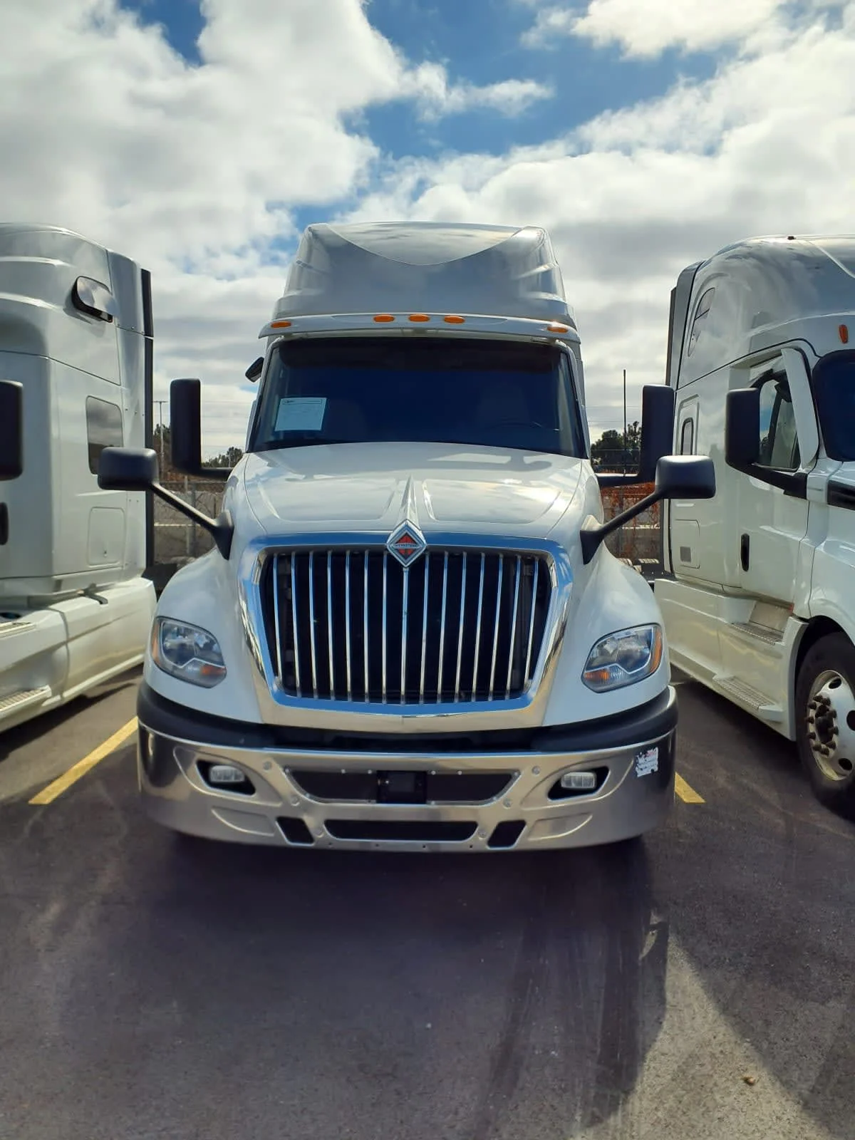 2019 International LT - image 2