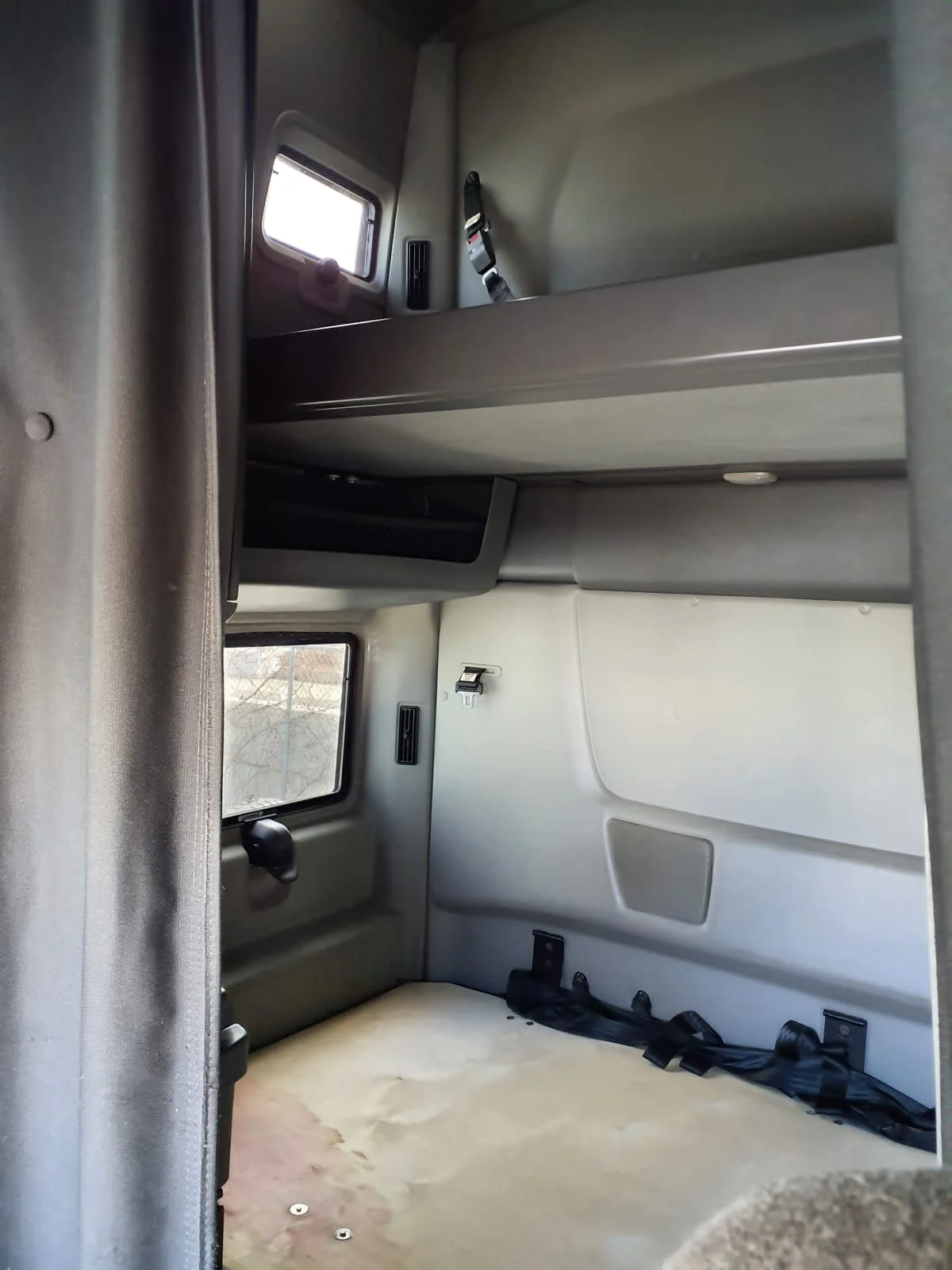 2019 International LT - image 8