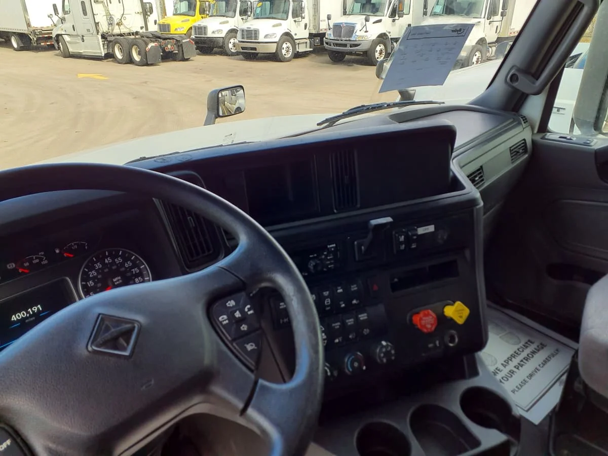 2019 International LT - image 7