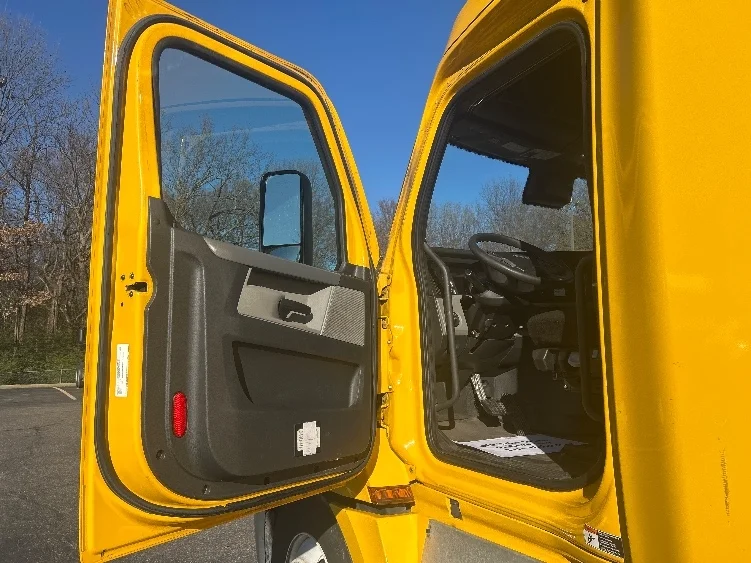 2022 Freightliner Cascadia - image 9