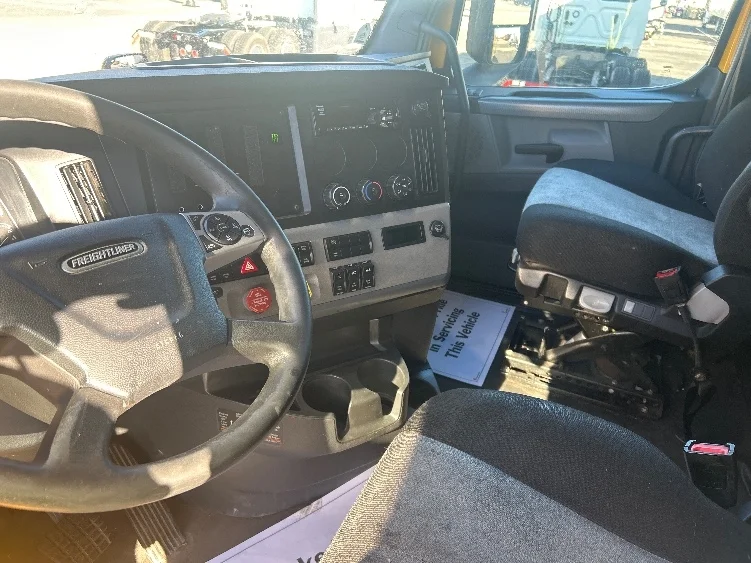 2022 Freightliner Cascadia - image 10