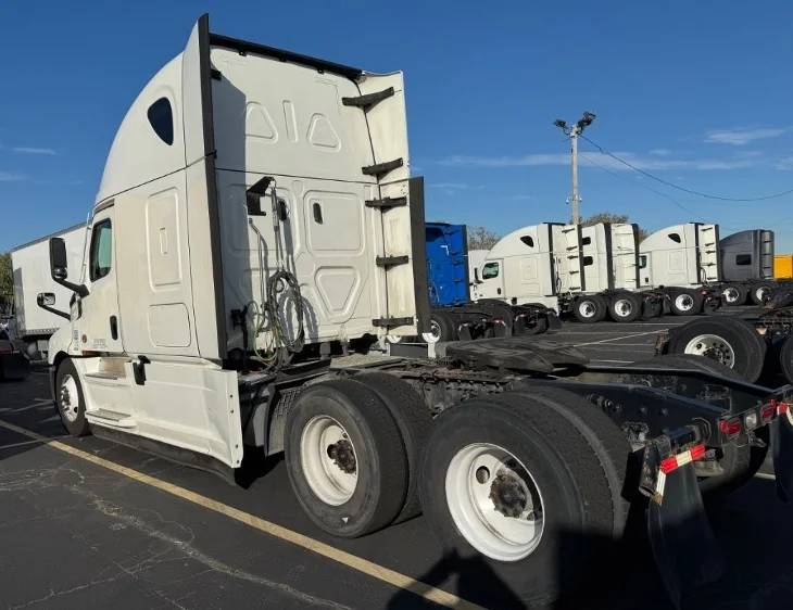 2022 Freightliner Cascadia in Chicago (Melrose Park), IL — photo 5