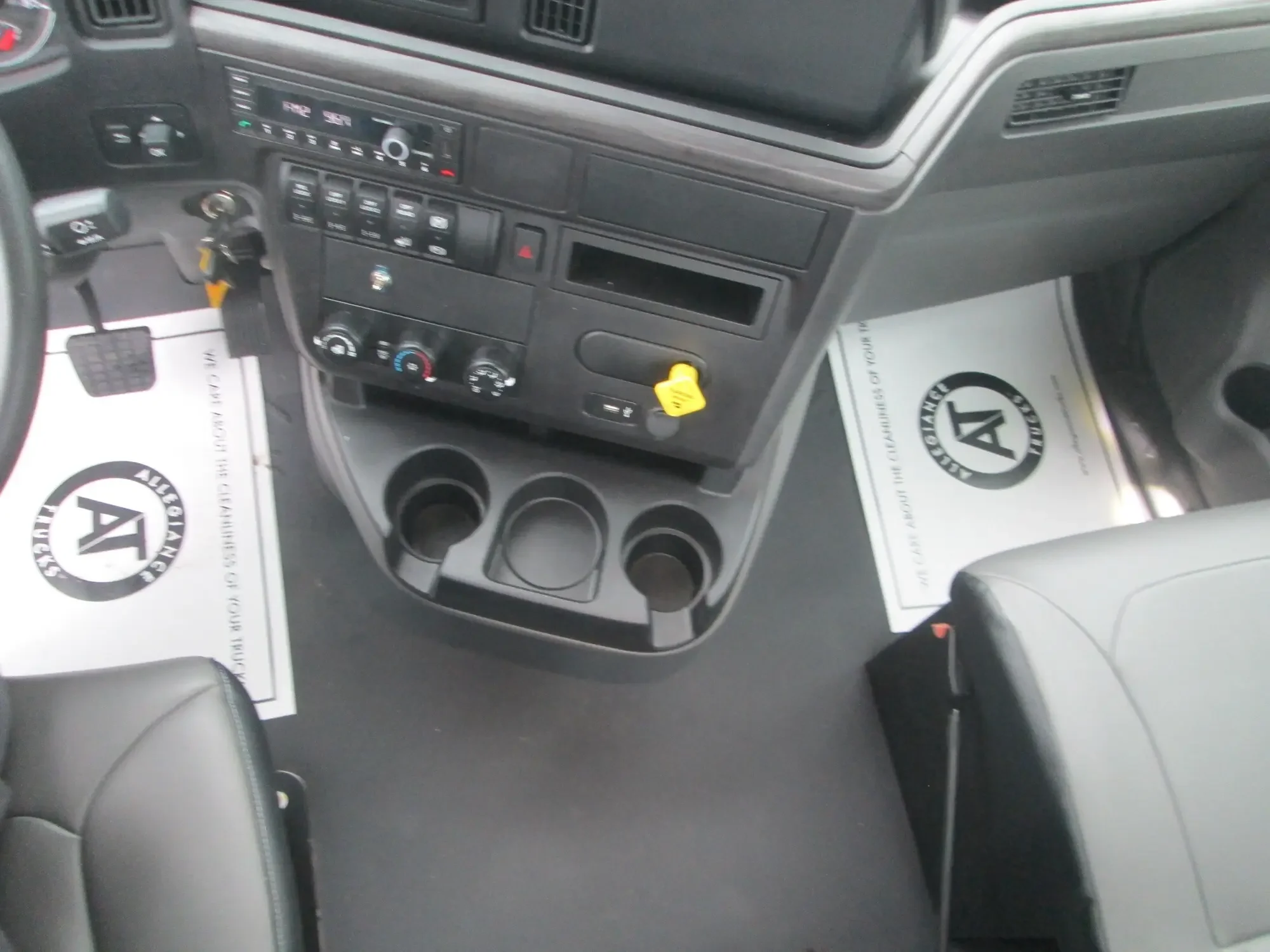 2024 International HX - image 9