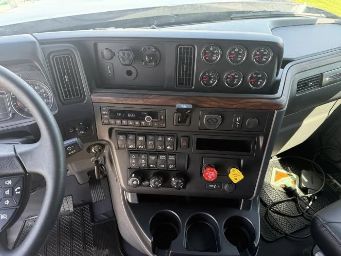 2026 International HX — photo 14