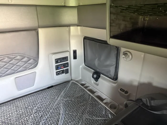 2026 International HX — photo 19
