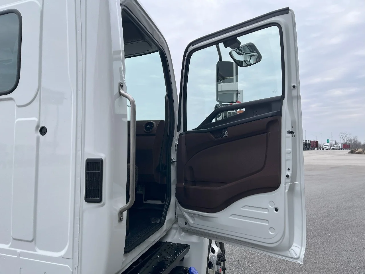 2025 Hino in Pendleton, IN — photo 15