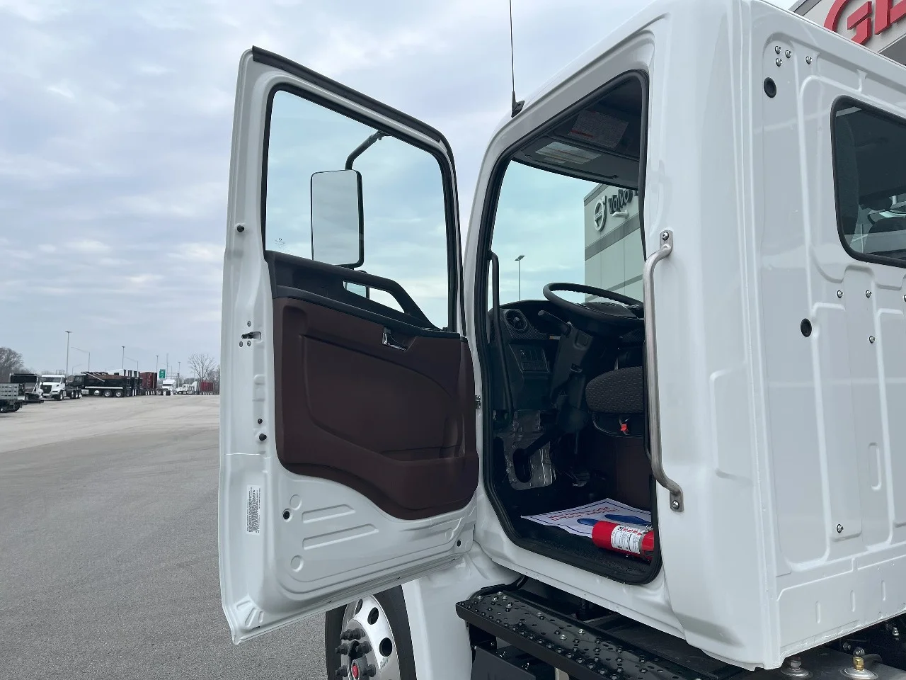 2025 Hino in Pendleton, IN — photo 9