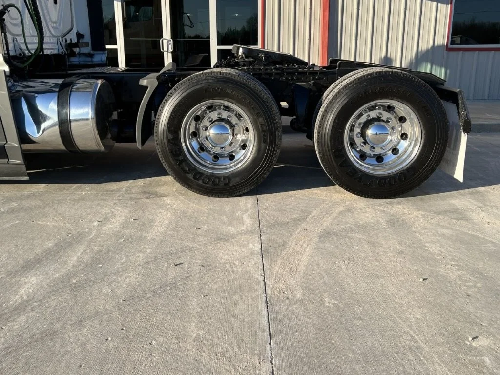 2021 Freightliner Cascadia - image 5