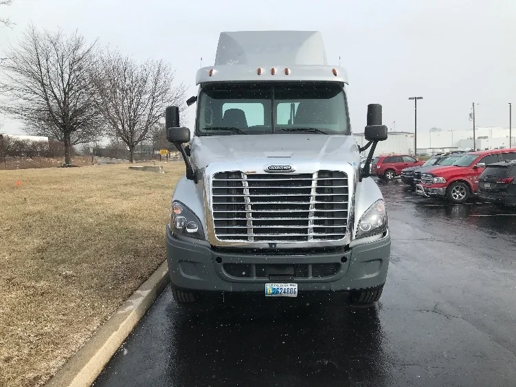 2018 Freightliner Cascadia - image 2