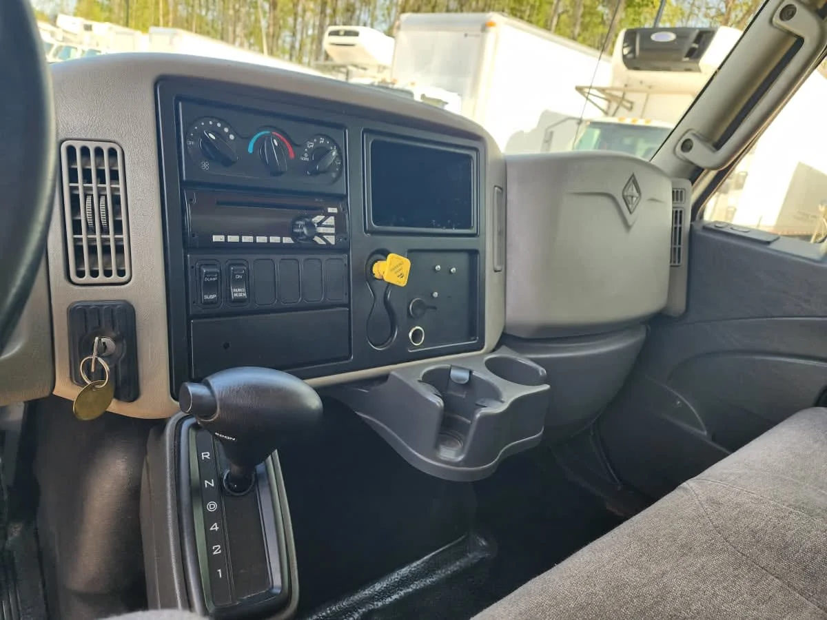 2016 International 4300 - image 9