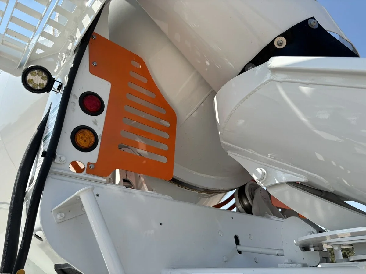 2027 Freightliner 114SD — photo 15