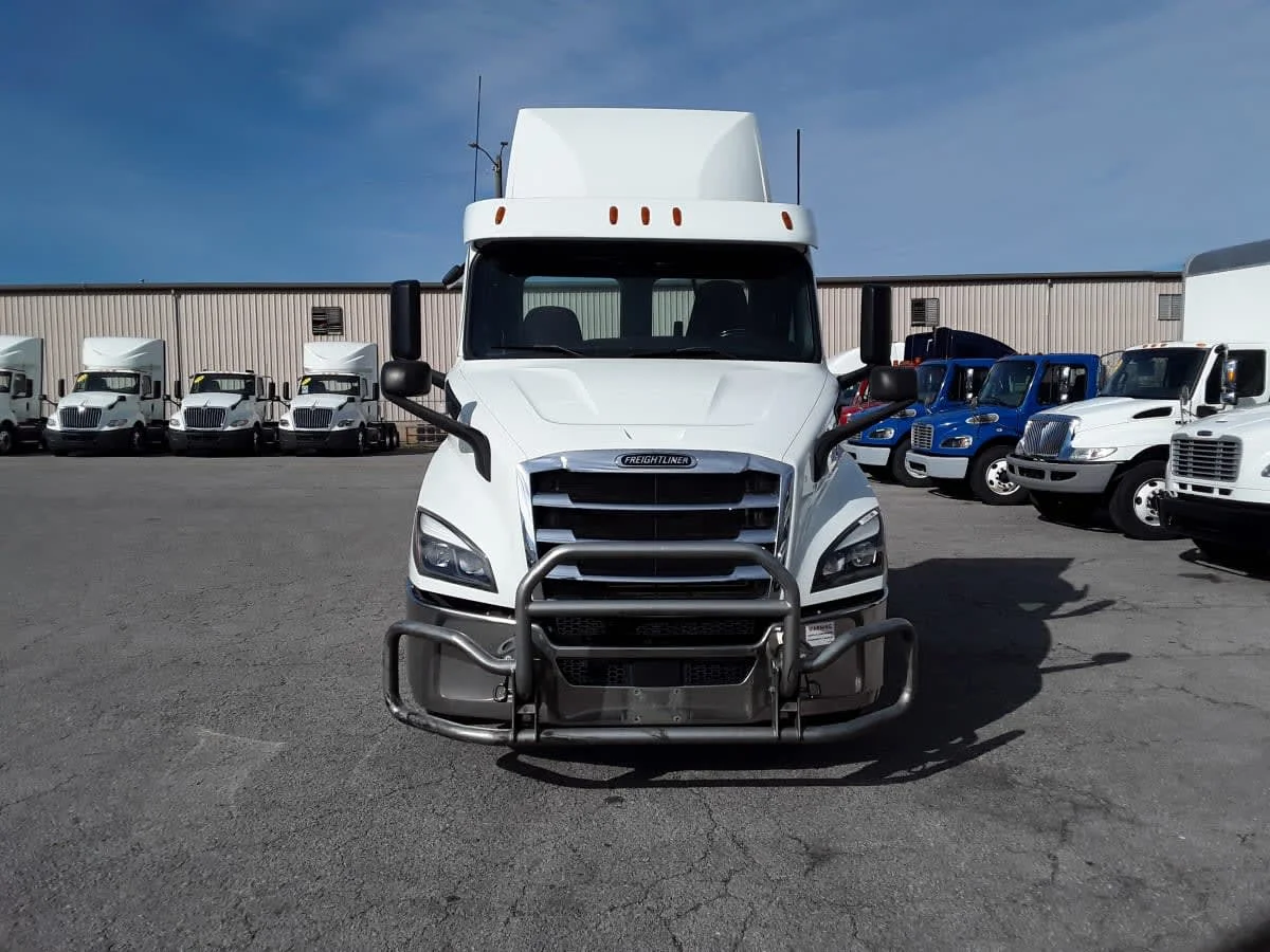 2020 Freightliner Cascadia - image 2
