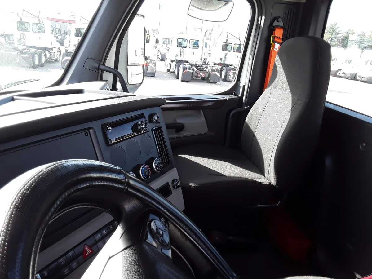 2020 Freightliner Cascadia in La Vergne, TN — photo 7