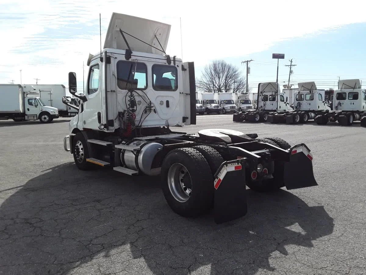 2020 Freightliner Cascadia in La Vergne, TN — photo 6