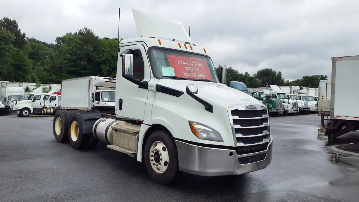 2020 Freightliner Cascadia in Norwood, MA — photo 3