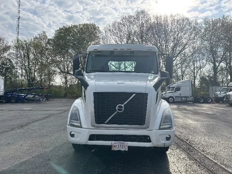 2020 Volvo VNR 640 in Memphis, TN — photo 2