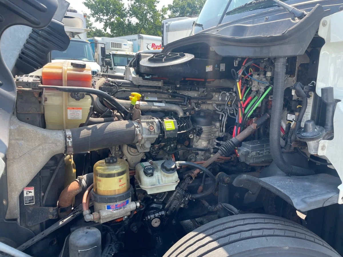 2016 Freightliner Cascadia - image 9