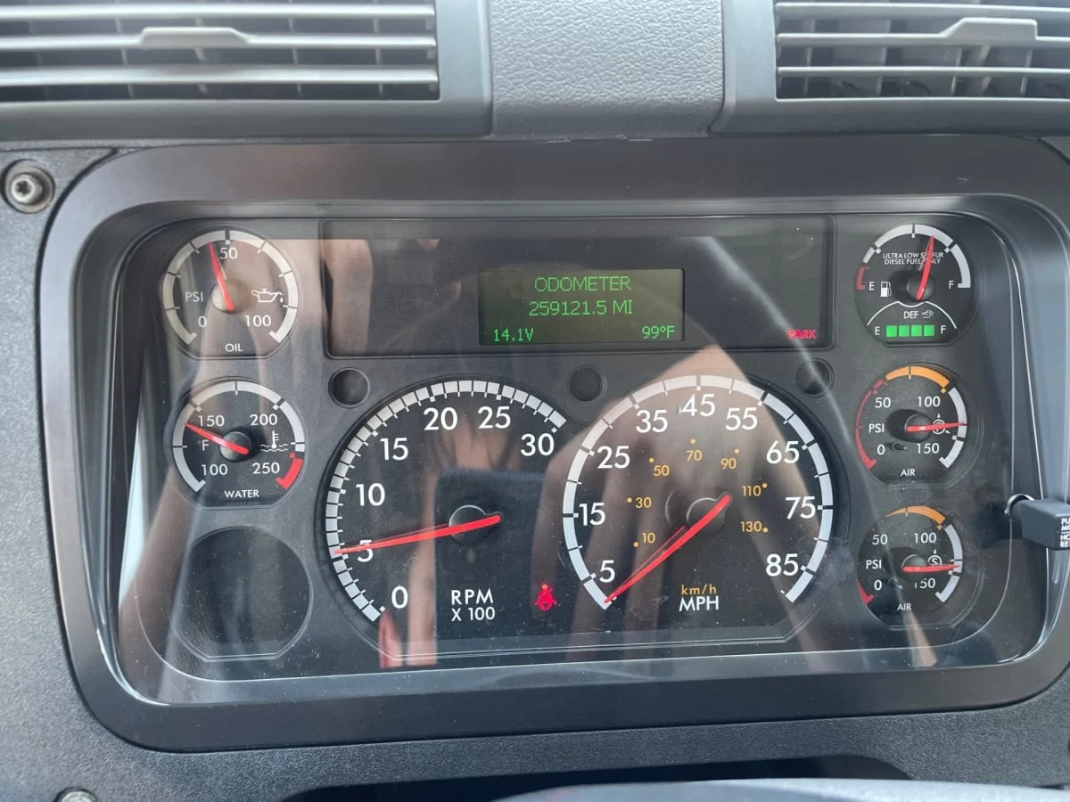 2016 Freightliner Cascadia - image 10