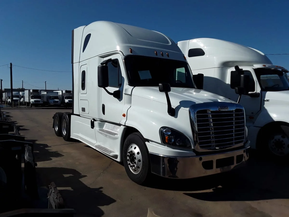 2020 Freightliner Cascadia in Dallas, TX — photo 3