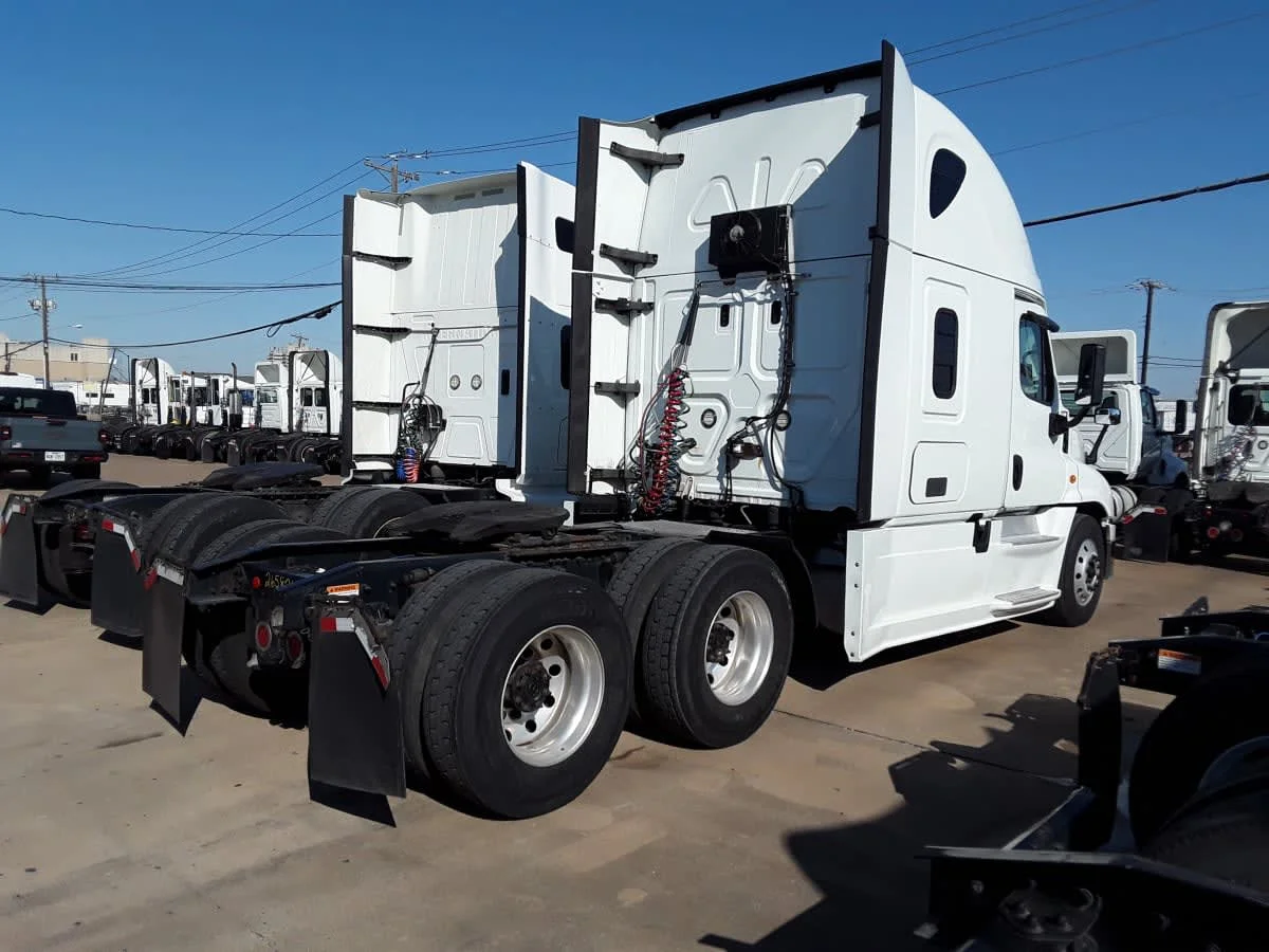 2020 Freightliner Cascadia in Dallas, TX — photo 4