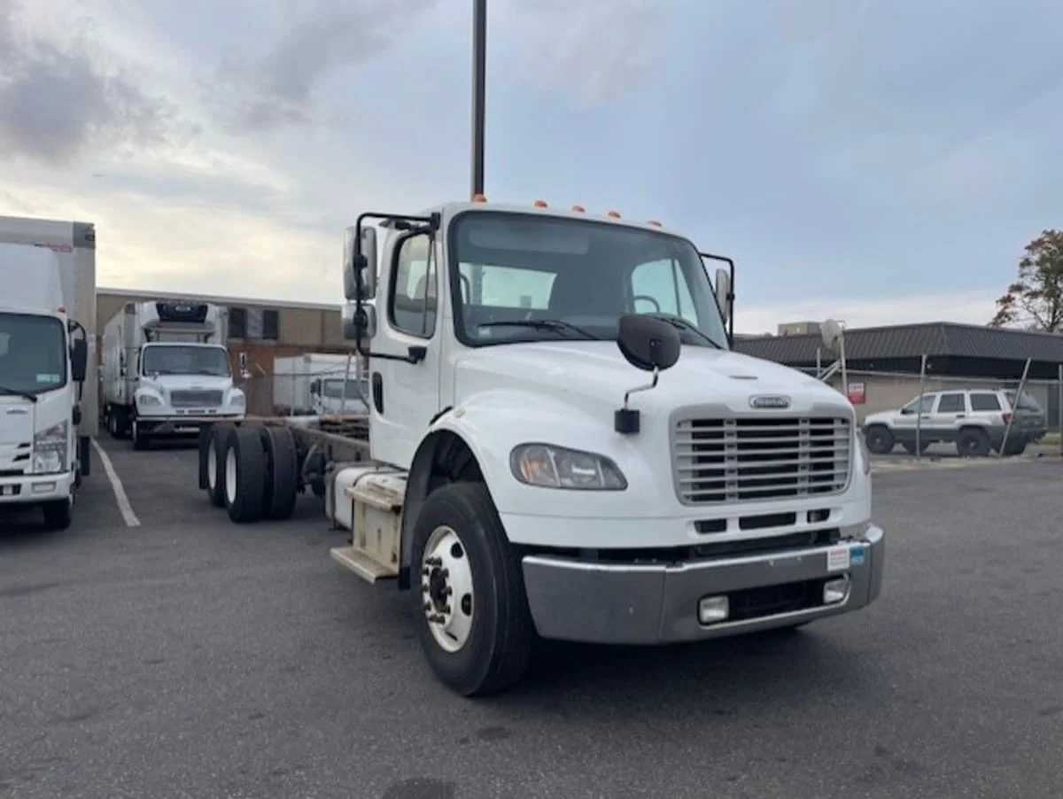 2016 Freightliner M2 106 - image 3