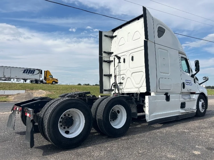 2022 Freightliner Cascadia - image 7