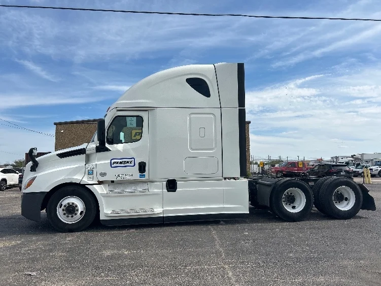 2022 Freightliner Cascadia - image 4