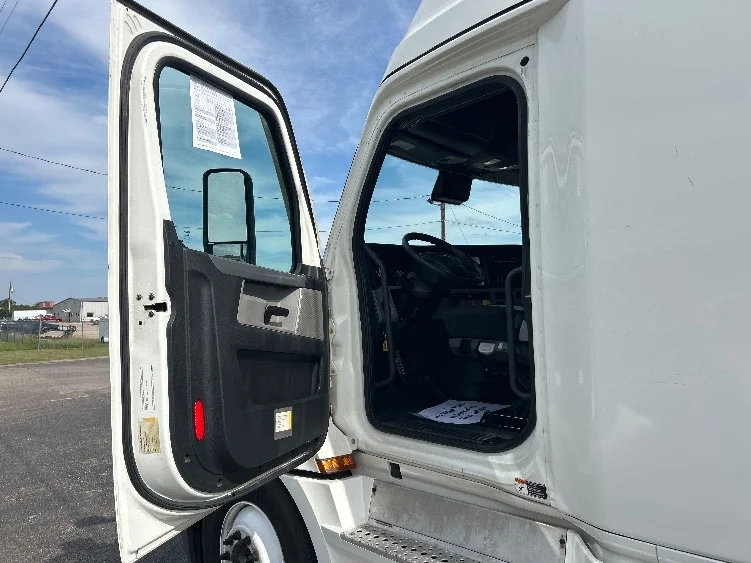 2022 Freightliner Cascadia - image 9