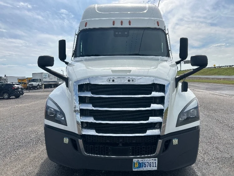 2022 Freightliner Cascadia - image 2