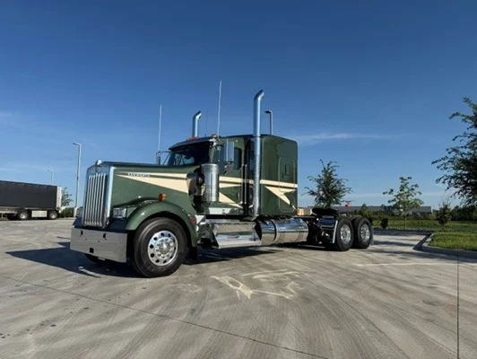 2027 Kenworth W900 in Ankeny, IA — photo 2