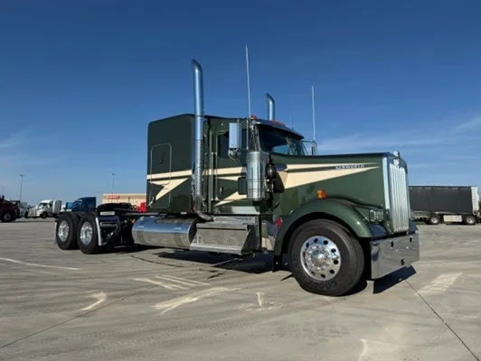 2027 Kenworth W900