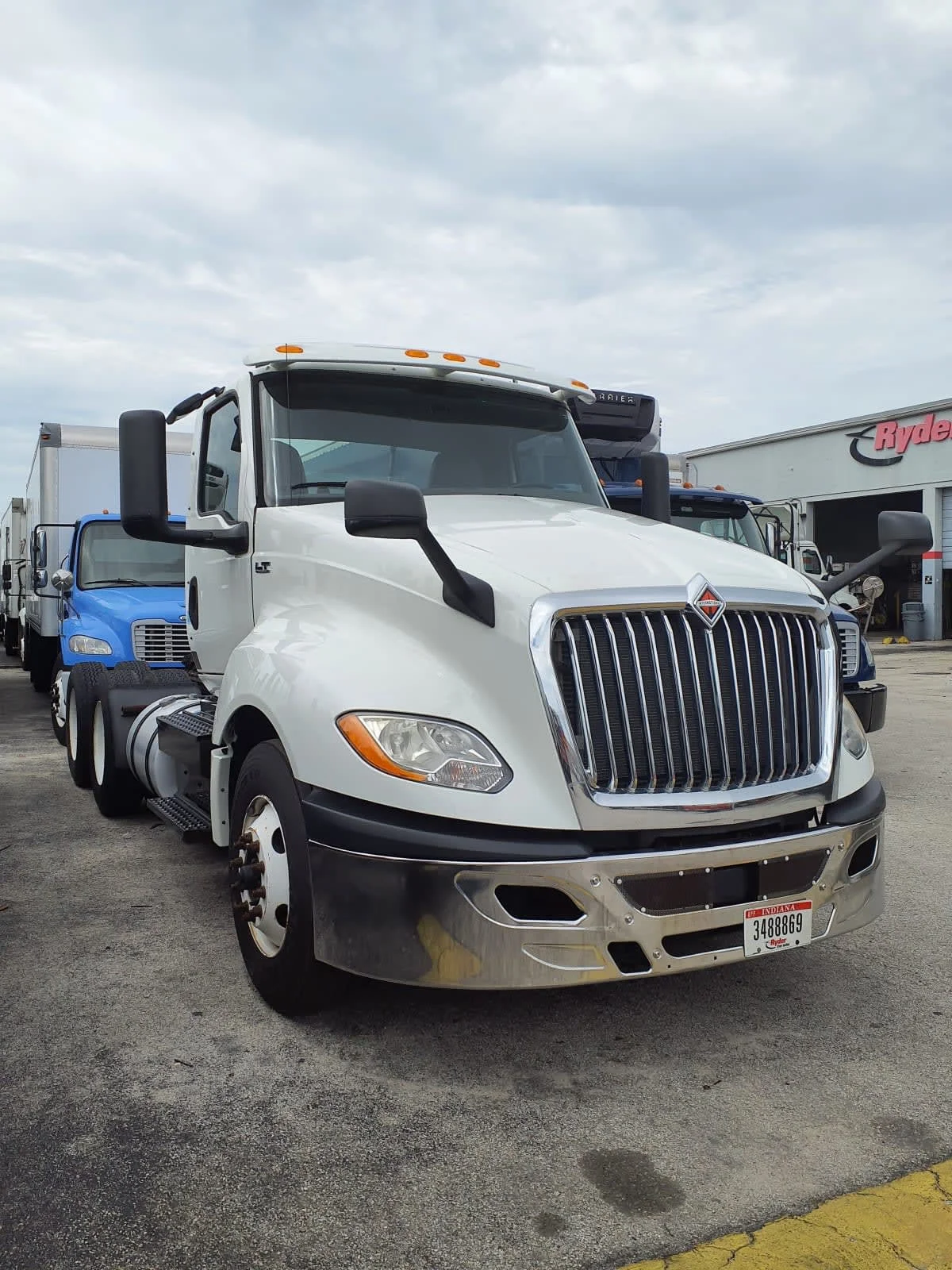 2019 International LT in Miami, FL — photo 3