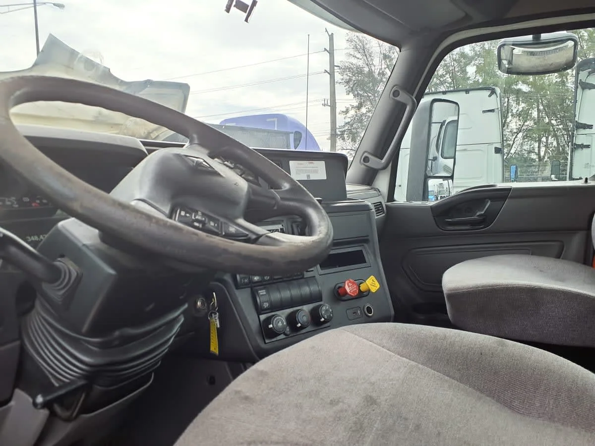 2019 International LT in Miami, FL — photo 7