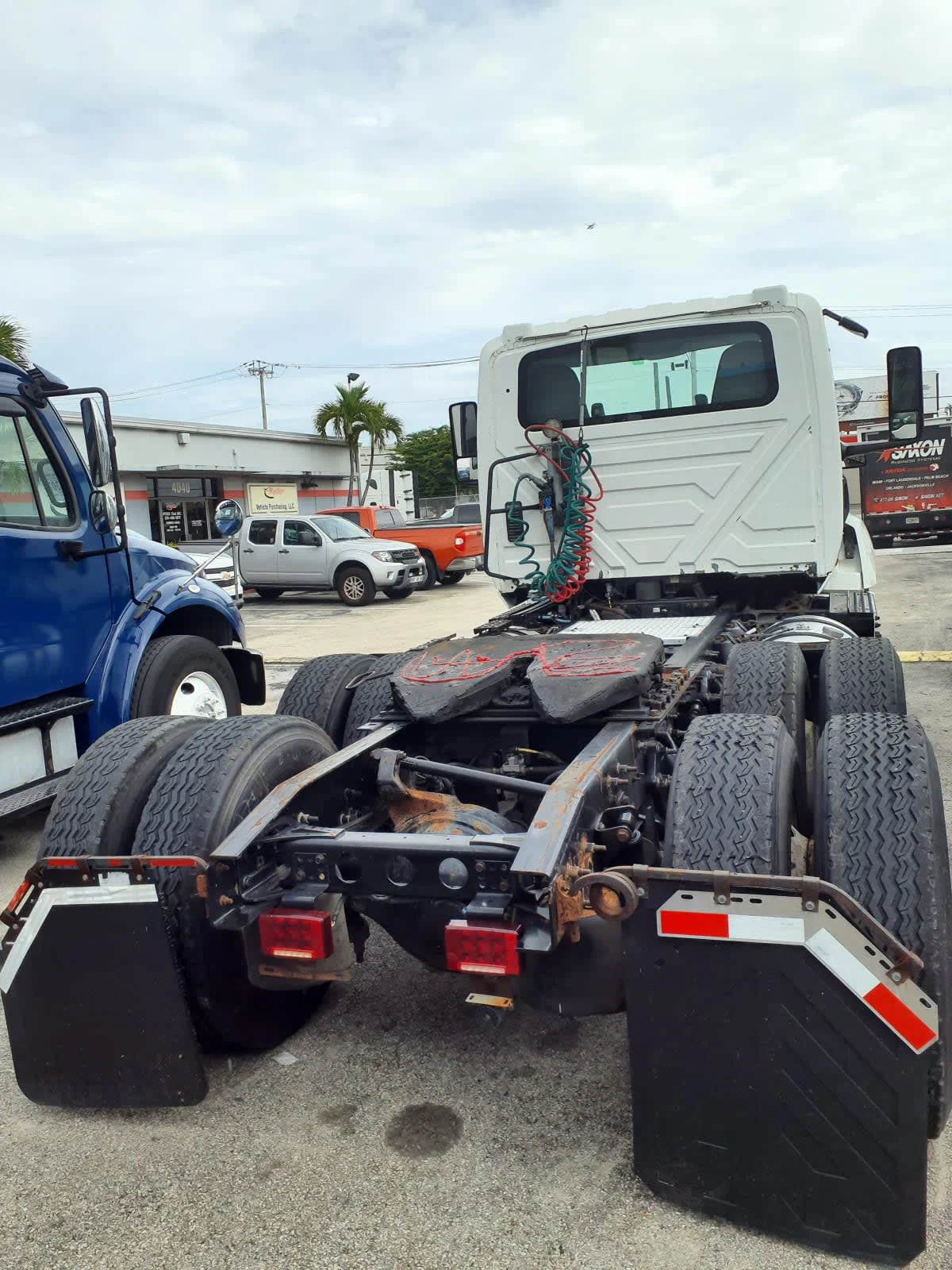 2019 International LT in Miami, FL — photo 5