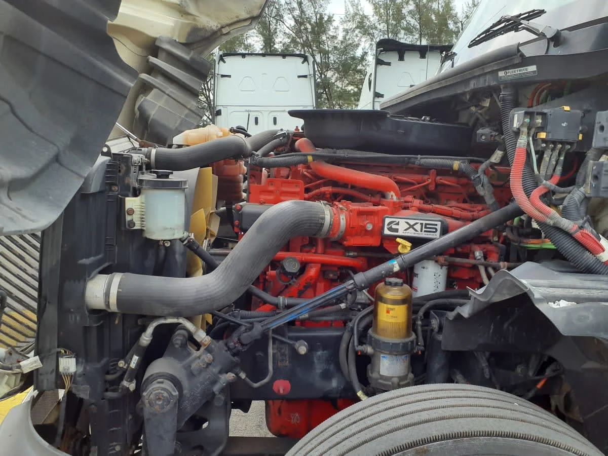 2019 International LT in Miami, FL — photo 8