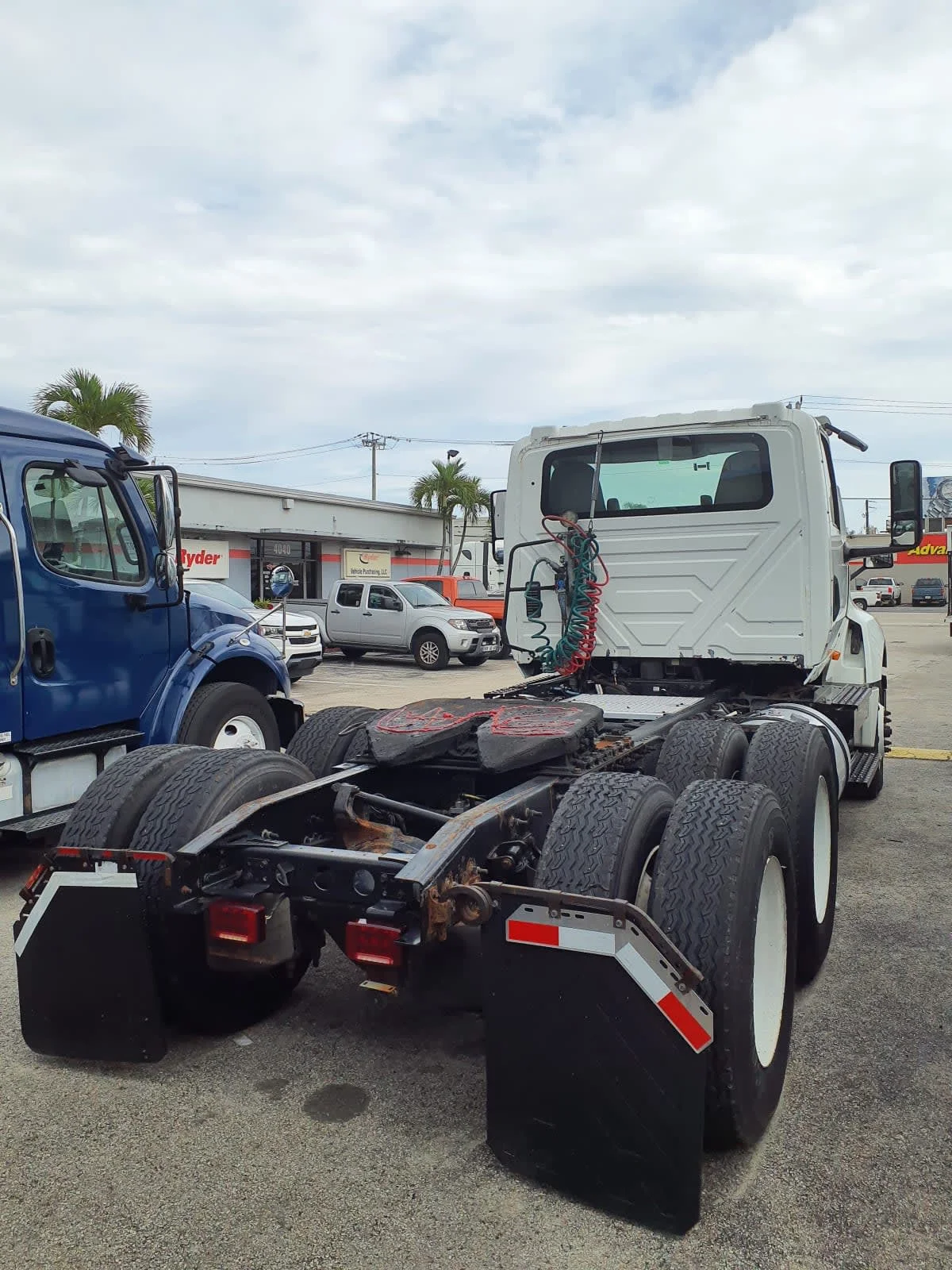 2019 International LT in Miami, FL — photo 4