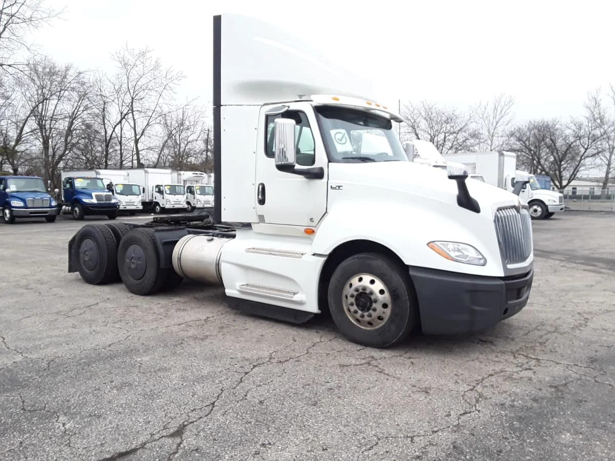 2022 International LT - image 3