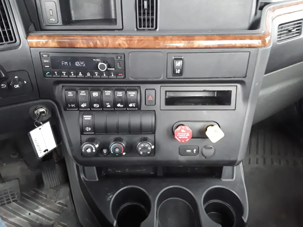 2022 International LT in Hilliard, OH — photo 9