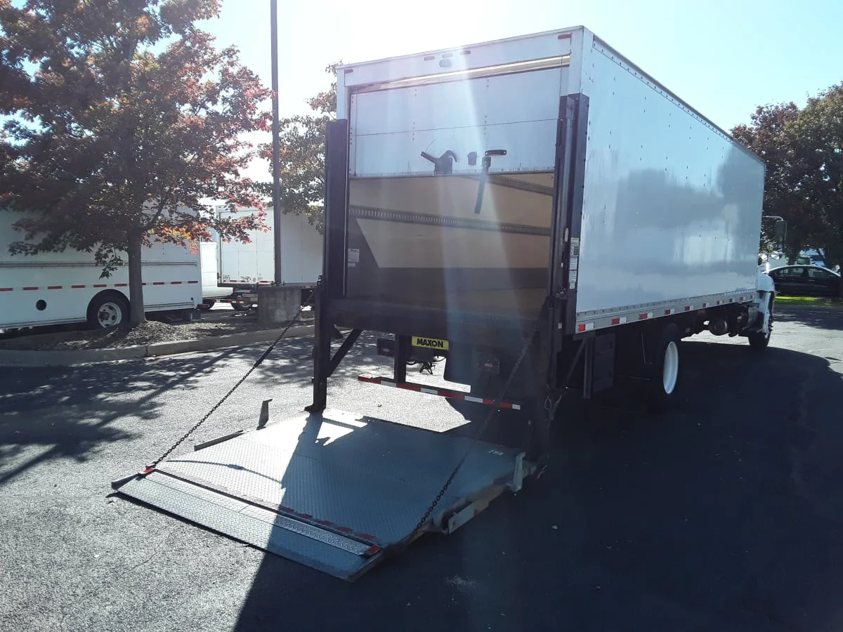 2016 Hino 338 - image 4